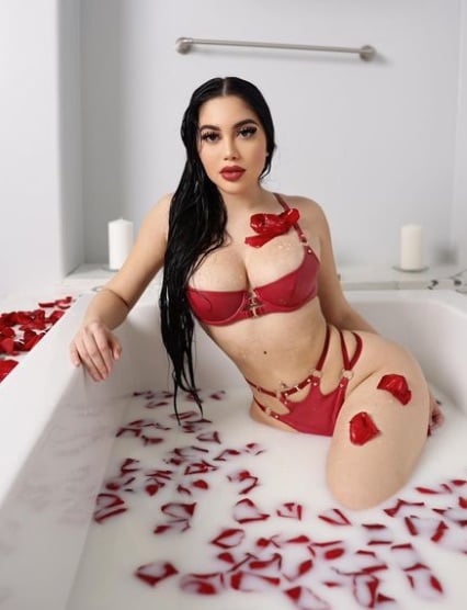 Jailyne Ojeda Ochoa in bath