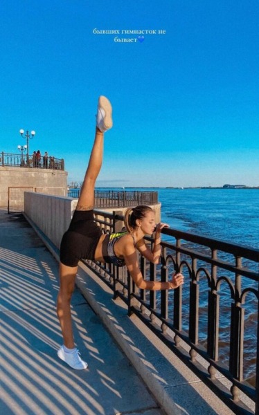 Mary Nabokova doing splits